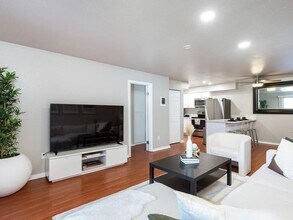 6955 Alvarado Rd in San Diego, CA - Foto de edificio - Building Photo