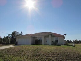 1238 Denver St E in Lehigh Acres, FL - Building Photo