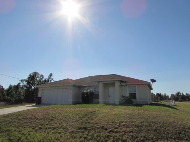1238 Denver St E in Lehigh Acres, FL - Building Photo