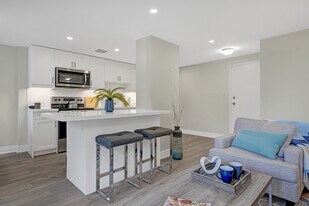 2194 King St E in Hamilton, ON - Building Photo