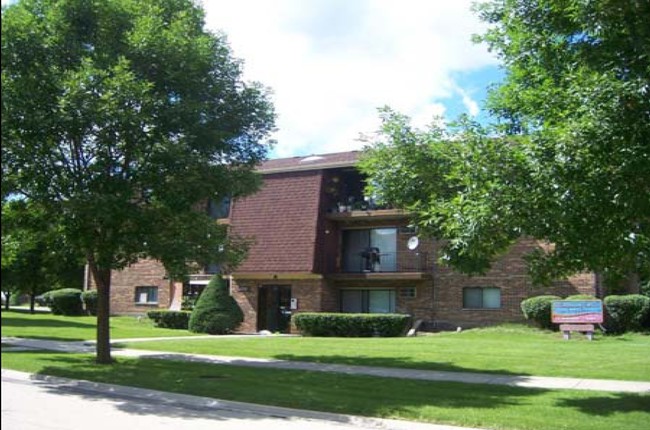 Whispering Trails Apartments in Naperville, IL - Building Photo - Building Photo