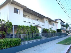975 S Barrington Ave in Los Angeles, CA - Building Photo - Building Photo
