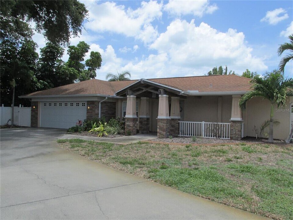 446 W Gate Dr in Venice, FL - Foto de edificio