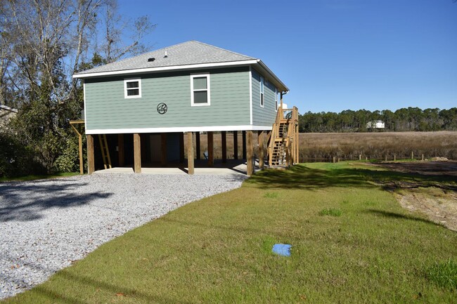 8728 W Simmons Bayou Dr in Ocean Springs, MS - Building Photo - Building Photo