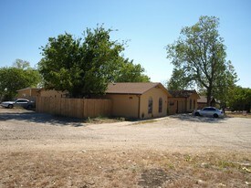 410 Thorndale Rd in Taylor, TX - Building Photo