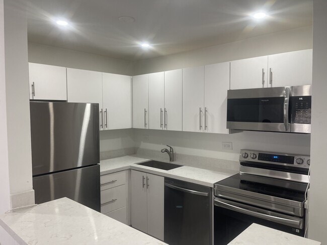 7012 NW 179th St, Unit 210 in Hialeah, FL - Building Photo - Building Photo