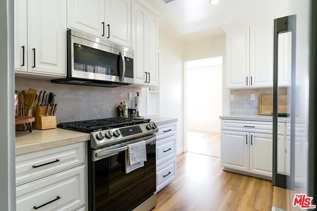 12023 Collins St in Los Angeles, CA - Building Photo - Building Photo