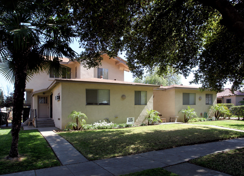 Huntington Manor in Pomona, CA - Building Photo