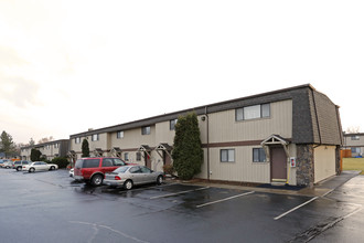 Rim Rock Villa Apartments in Redmond, OR - Building Photo - Building Photo