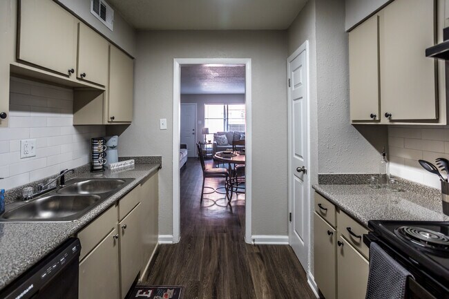 Getwell Pointe in Memphis, TN - Building Photo - Interior Photo