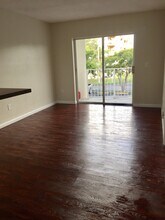 8260 SW 210th St, Unit 105 in Cutler Bay, FL - Foto de edificio - Building Photo