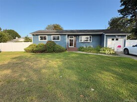 33 Maida Ave in Deer Park, NY - Building Photo