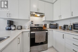 13 Edminston Dr in Fergus, ON - Building Photo - Building Photo
