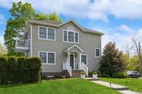 300 Fiddler Ln in Greenport, NY - Foto de edificio - Building Photo