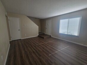 20077 Redwood Rd in Castro Valley, CA - Foto de edificio - Building Photo