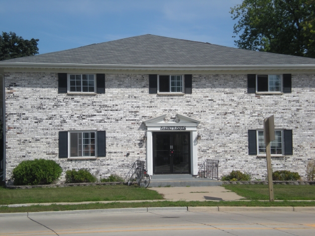 Marinette Estates in Marinette, WI - Foto de edificio