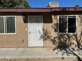 2207 Monterey St in Bakersfield, CA - Building Photo