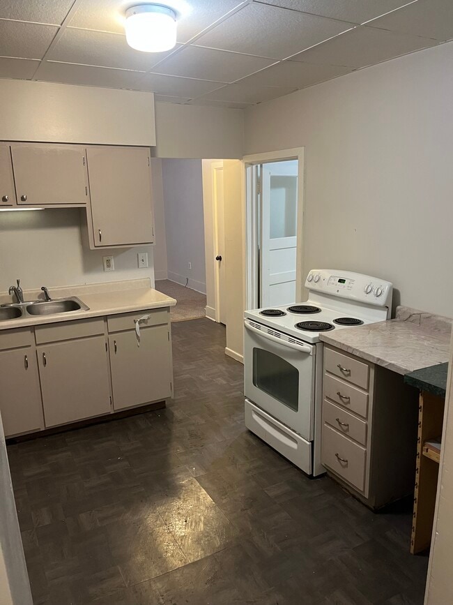 801 N 3rd St, Unit 2 in Ishpeming, MI - Foto de edificio - Building Photo