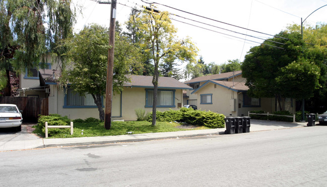 Baker Mountain View Apartments in Mountain View, CA - Foto de edificio - Building Photo