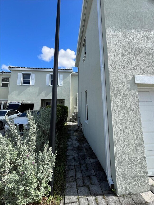 17077 SW 93rd St in Miami, FL - Building Photo - Building Photo