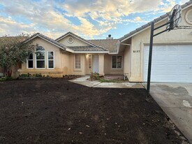 2127 Park View Dr in Los Banos, CA - Building Photo