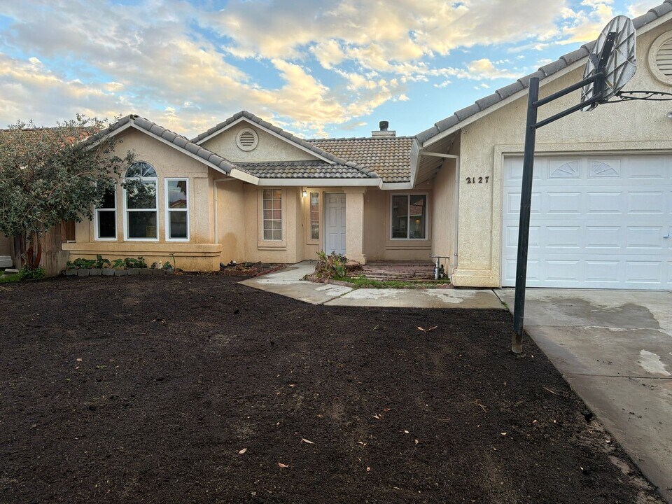 2127 Park View Dr in Los Banos, CA - Building Photo