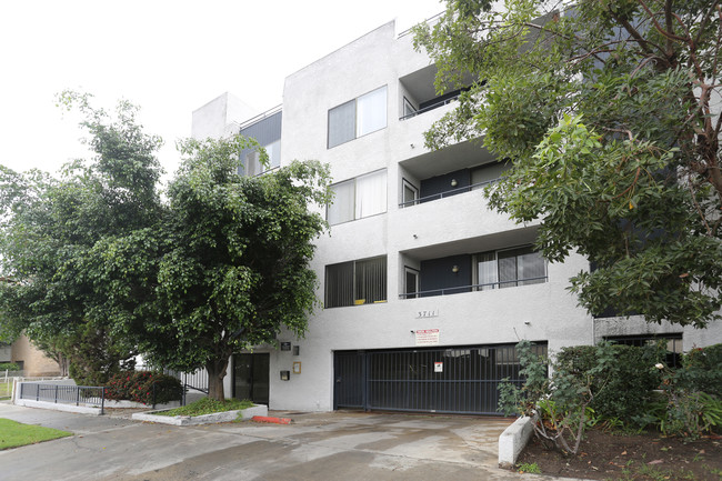 3711 Glendon Ave in Los Angeles, CA - Foto de edificio - Building Photo