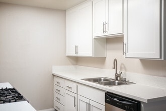 The Courtyards Apartment Homes in Norwalk, CA - Foto de edificio - Building Photo