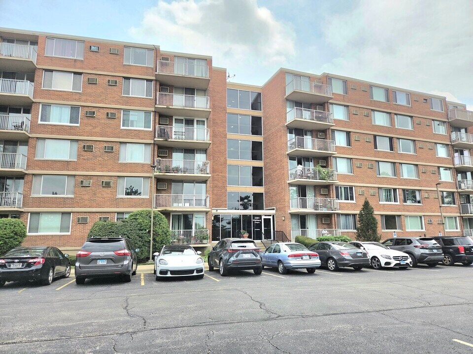 2201 S Highland Ave in Lombard, IL - Building Photo