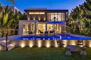 707 NE 77th St in Miami, FL - Building Photo