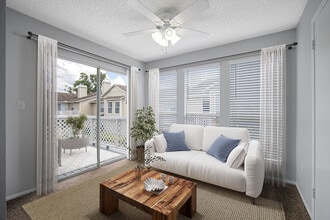 Tampa Woods in Tampa, FL - Building Photo - Building Photo