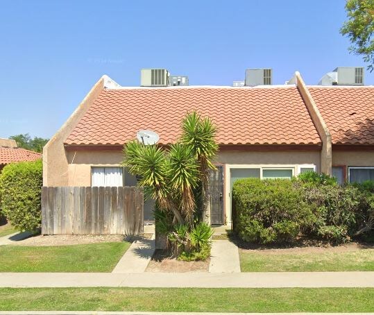 912 W Cameron St in Hanford, CA - Building Photo
