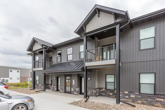 3331 Aurora Ave in Ames, IA - Foto de edificio - Building Photo