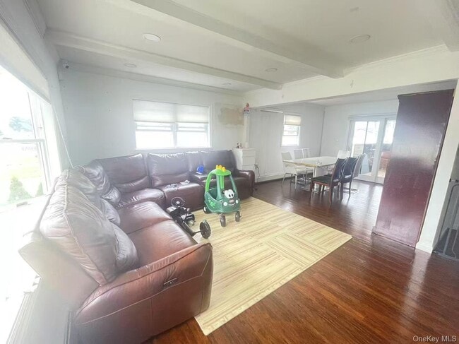 110 N Parkside Dr in Levittown, NY - Building Photo - Building Photo