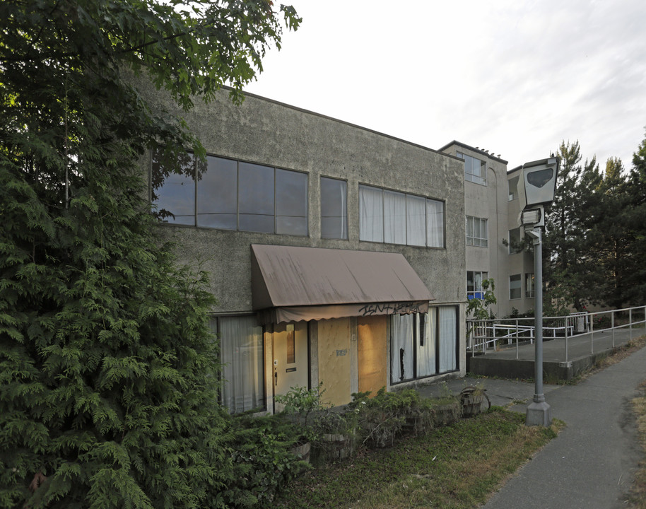 8877 Granville St in Vancouver, BC - Building Photo