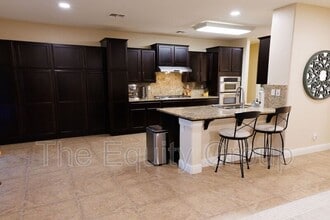 2310 W Tyler Ave in Visalia, CA - Foto de edificio - Building Photo