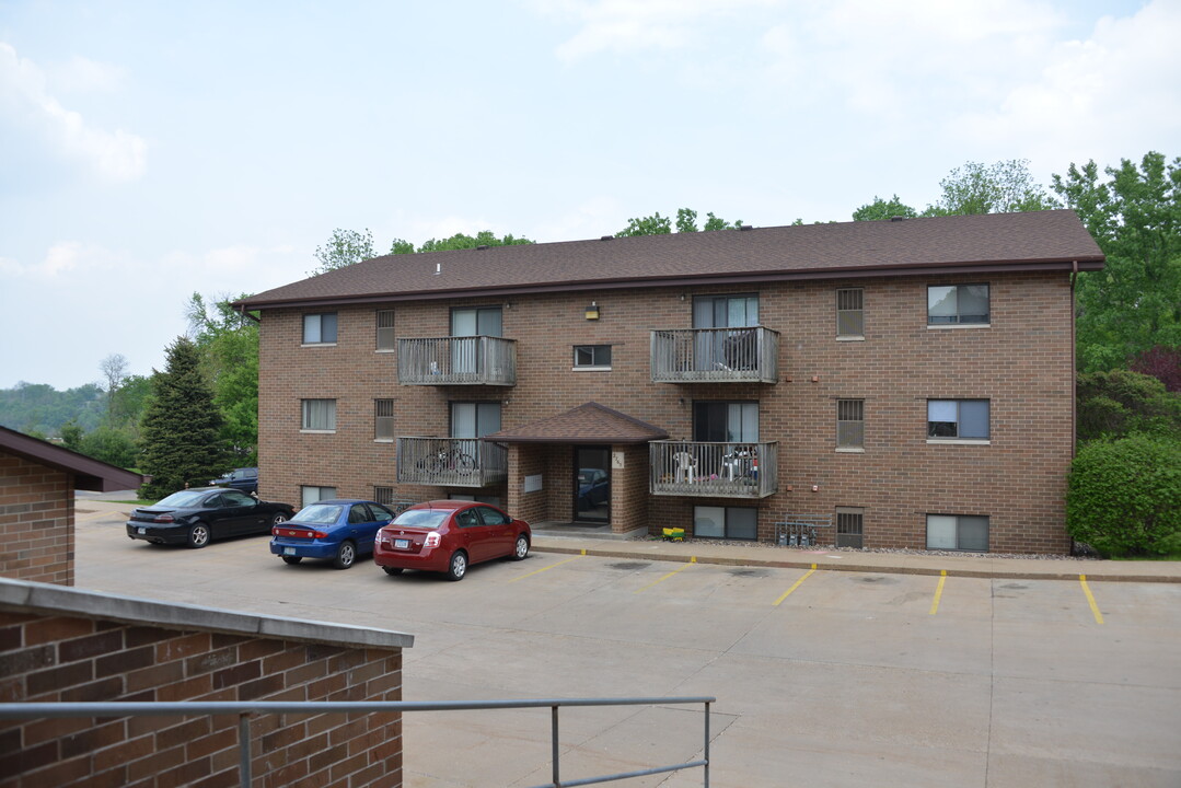 Pleasant View Apartments in Dubuque, IA - Building Photo