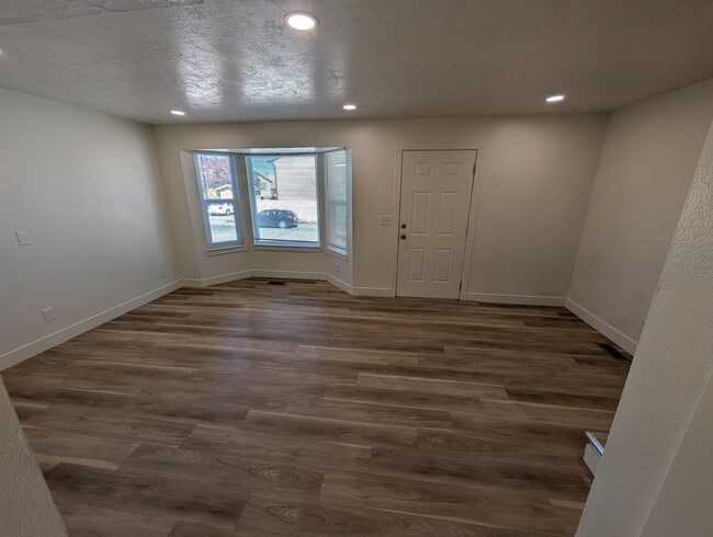 9040 S Goddard Cir in West Jordan, UT - Building Photo - Building Photo