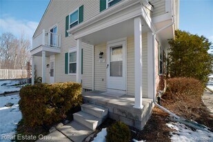 1527 Mariner Dr in Walled Lake, MI - Building Photo