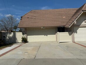 22813 Rio Clara Dr in Santa Clarita, CA - Building Photo - Building Photo