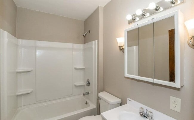 1050 17th St NE in Cedar Rapids, IA - Building Photo - Building Photo