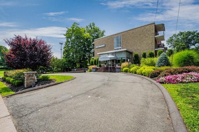 115 S Main St in West Hartford, CT - Foto de edificio - Building Photo