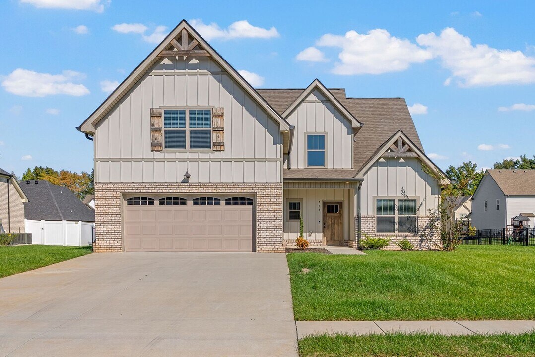 573 Bowden Dr in Clarksville, TN - Building Photo