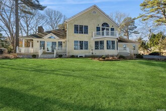 8 Duckwood Ln in Hampton Bays, NY - Building Photo - Building Photo