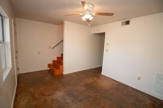 114 Scofield Ave in Johnson City, TX - Foto de edificio - Building Photo