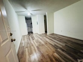 932 NW 5th St in Miami, FL - Building Photo