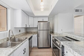 1025 E Highland Ave in Phoenix, AZ - Foto de edificio - Building Photo