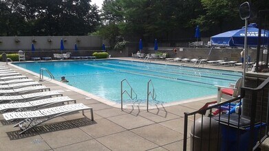 8 Juniper St, Unit 55U in Brookline, MA - Foto de edificio - Building Photo