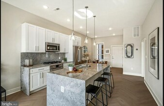 1214 Madison St NW, Unit 101 in Washington, DC - Foto de edificio - Building Photo