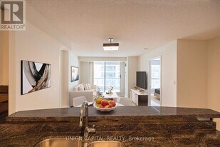 7 Lorraine Dr in Toronto, ON - Building Photo